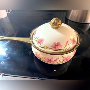 Normandy Vintage pot with lid